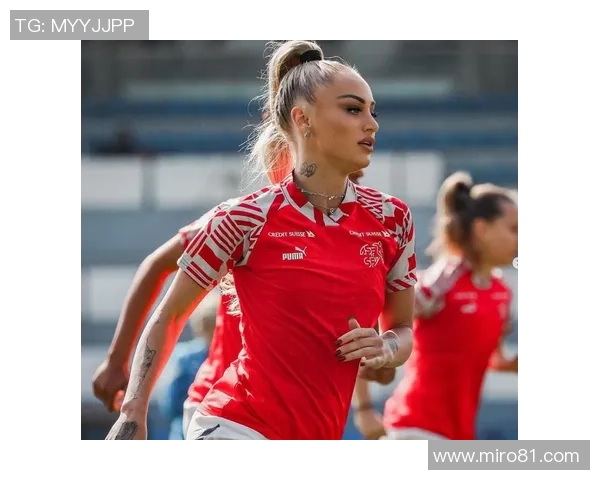 后背纹身与足球明星的女孩展现青春与梦想的完美结合