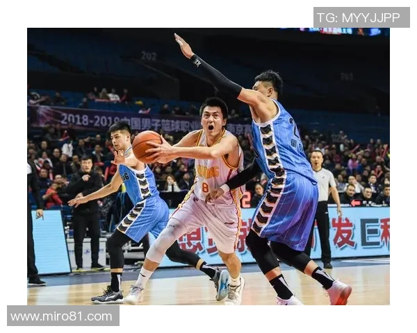 南京篮球队展现灵活战术与团队配合的精彩表现分析